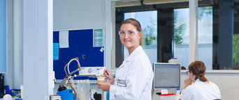 Mitarbeiterinnen im Labor Mitarbeiterinnen im Labor